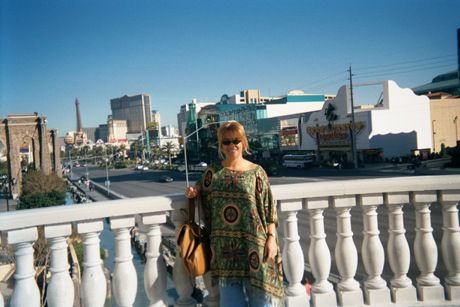 LindasVegasPics.jpg (30880 bytes)